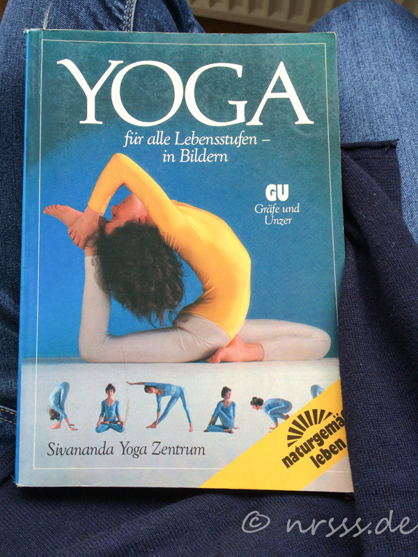 Tatsächlich zeigt Narayani auf dem Cover Kapotasana - die Taube. In einem gelben Gymastikanzug mit weißer Leggins. Achja, die 80er....